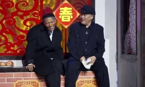 赵本山和徒弟们一起过父亲节，头发胡子全白了，女儿球球亲吻脸颊