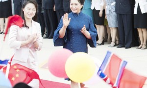 金正恩妻子的穿搭好雍容，上方圆领下方短裙得体，立体发型挺精神