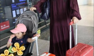 40岁朱珠陪老公出差意大利，女儿珠宝好乖巧，男方做高端西服生意
