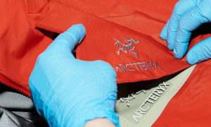 始祖鸟“炸山”，伤及安踏