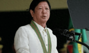 特朗普重税落下，马科斯终于死心了，替美国卖命不会有好下场！