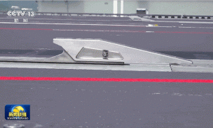 不是慢镜头！福建舰电磁弹射速度那么快，是怎么瞬间刹车的？