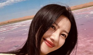 权志龙演唱会排面真大，高圆圆随音乐蹦迪，baby大方现身没包袱