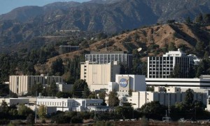 NASA 喷气推进实验室因山火威胁暂时关闭，数百员工被迫撤离家园