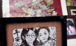 00后美术生毕业摆摊日入过千：用水墨手绘二次元国风画像，客流火爆时如同“鸡排哥”