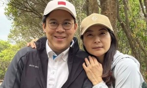 霍启刚专程飞新加坡，见证郭晶晶入选国际游泳名人堂，二人结婚13年，育有一子两女