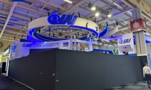 拒绝移走攻击性武器，巴黎航展部分以色列展台被围上“黑墙”