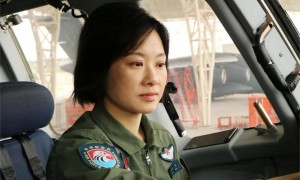 阅兵式上的女机长太帅了！开着运油-20飞过天安门，她还是首批改装运-20的飞行员