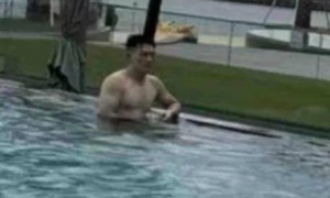 张馨予结婚六年首带女儿露面,何捷亲自教女儿游泳,强壮肌肉抢镜