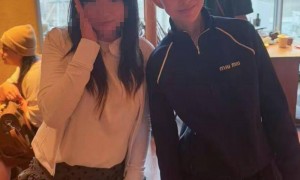 周杰伦前女友官宣离婚,暖心回复网友被夸,昆凌素颜现身日本潇洒