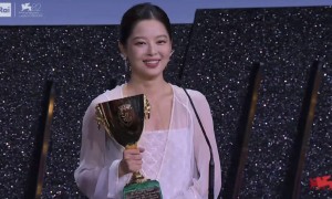 惊呆!辛芷蕾获奖瞬间,张颂文表情亮了?