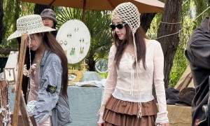 李小璐与朋友大理游玩,被她的生图吓到,不像明星反倒和网红没差