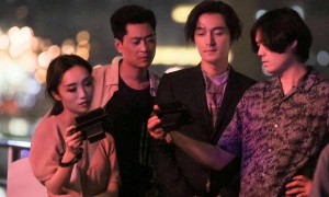 胡歌上海买房被偶遇,头顶秃了一大片,老婆黄曦宁陪同,长相普通