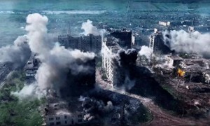 俄军一周2600多次袭击,红军城万名乌军被围,泽连斯基绝望反击