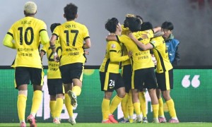 无缘登顶!中超-费利佩读秒绝平 蓉城2-2西海岸落后海港1分