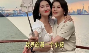 35岁蓝盈莹和妈妈同框似闺蜜,60岁妈妈年轻漂亮,二婚嫁亿万富豪