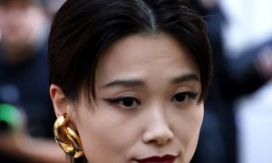 无滤镜之后,何炅胖的像大婶,李宇春肚大像怀孕,宋祖儿脸认不出