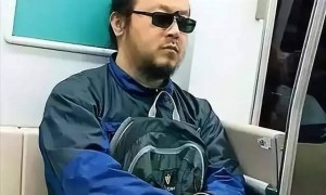 55岁窦唯已迁居阿那亚多年,骑电动车,买菜砍价,生活过得惬意