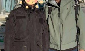 胡歌带老婆上海看房,32岁黄曦宁素颜白净但显老,穿得宽松像孕妇
