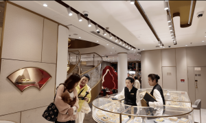 实探|金价惊魂一夜后:“囤金大爷大妈”挤爆金店,拿下百克金条