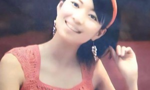 她曾是上海台主持人,如今在仓库打包卖水果,单身带儿子独自生活