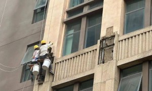 外卖员被小区外墙装饰砖砸中身亡,业主:19岁大学生兼职